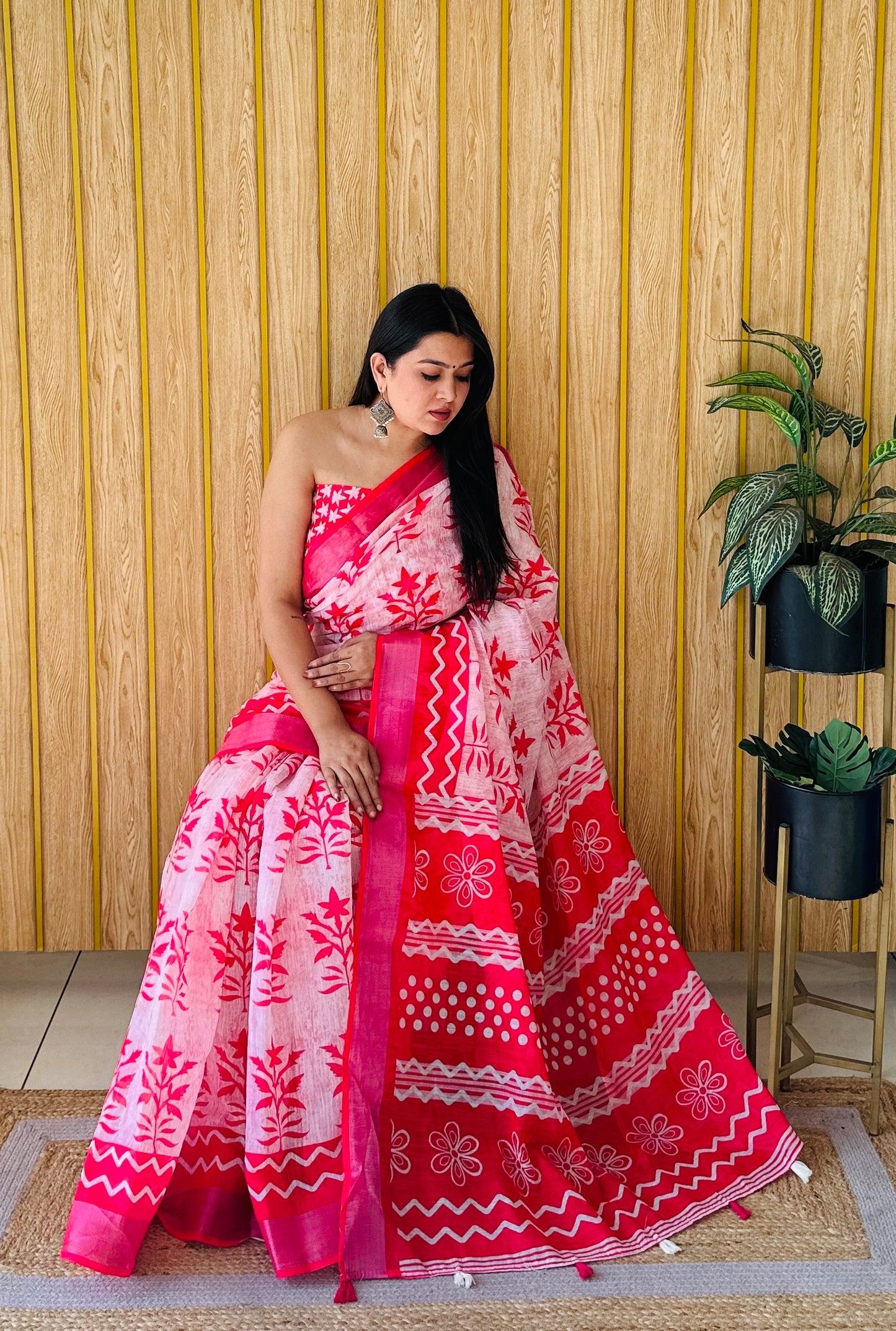 White And Pink Namrata Soft Linen Cotton Digital Print Sarees With Batik Print With Silver Border