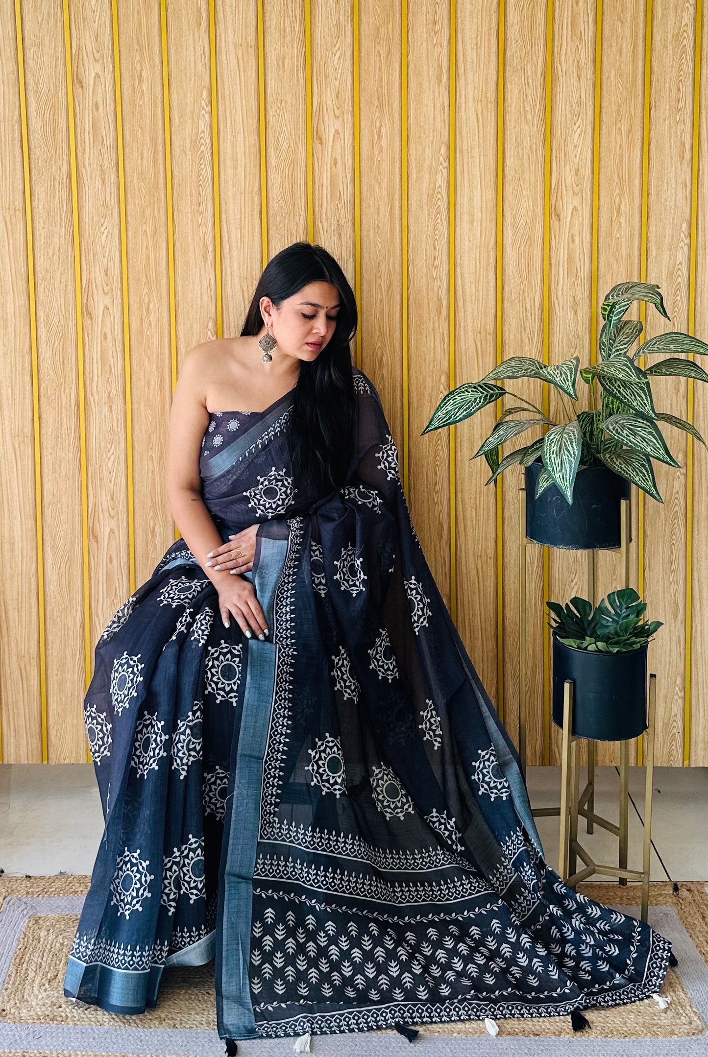 Black Aarya-2 Soft Linen Cotton Digital Print Sarees With Batik Print With Silver Border