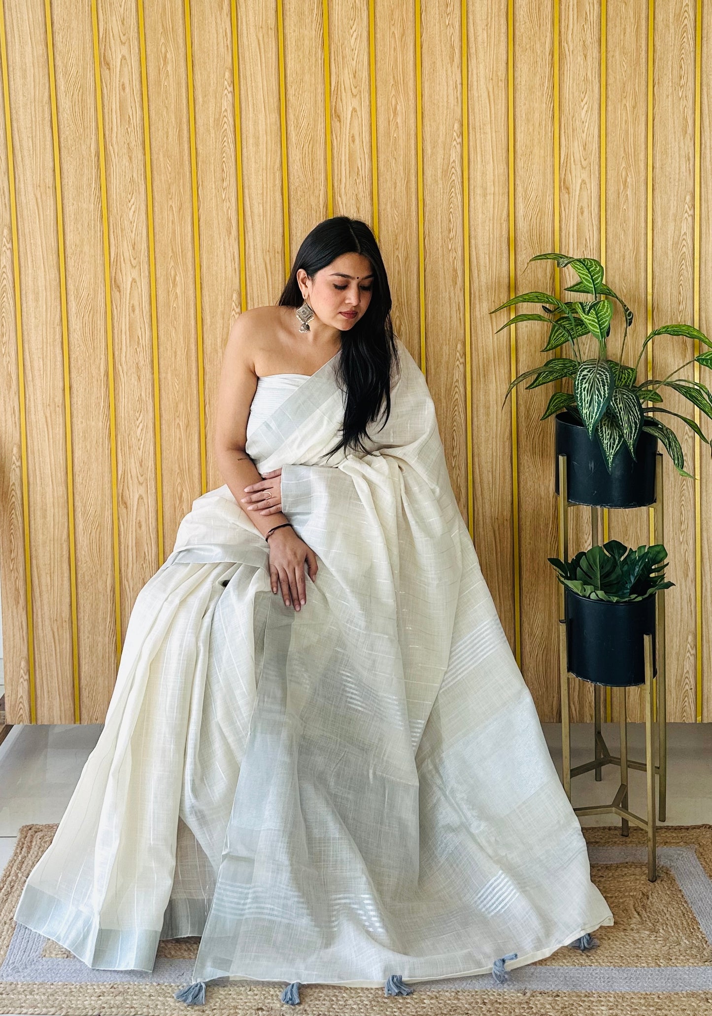 White Sidhdhi Linen Soft And Smooth Sarees With Linning Weaving All Over Saree