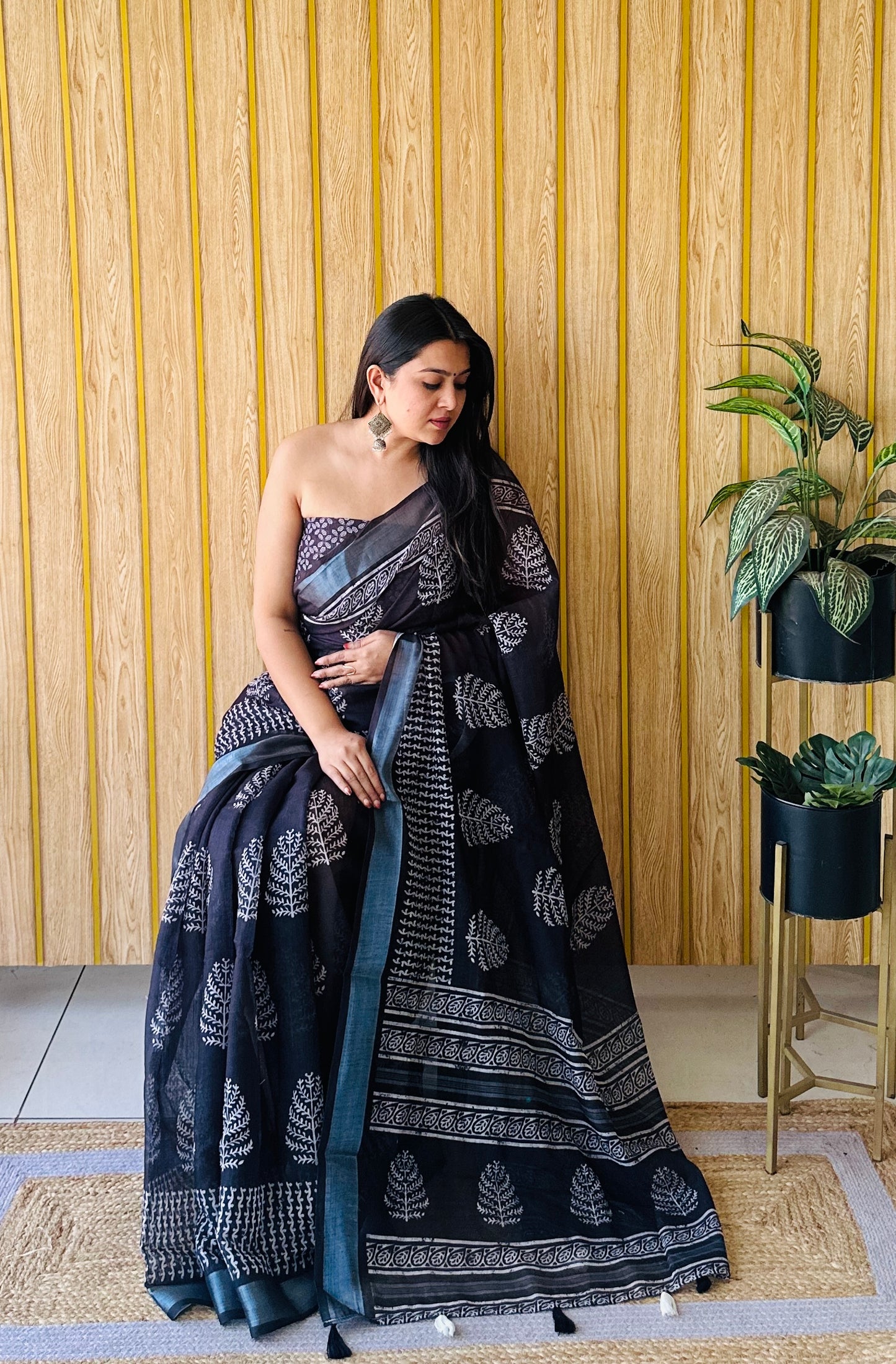 Black-white Sampurna Soft Linen Cotton Digital Print Saree With Batik Print With Silver Border