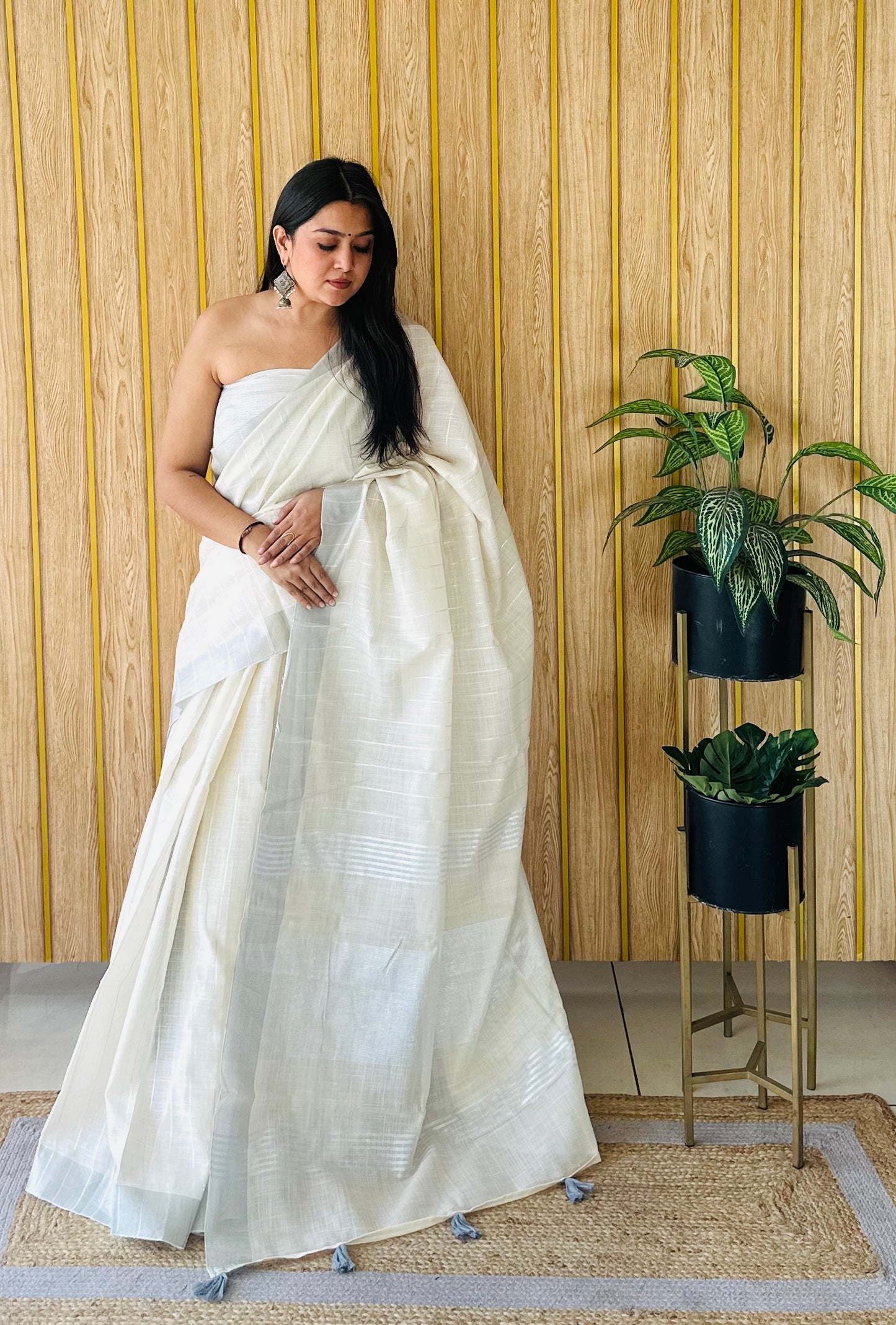 White Sidhdhi Linen Soft And Smooth Sarees With Linning Weaving All Over Saree