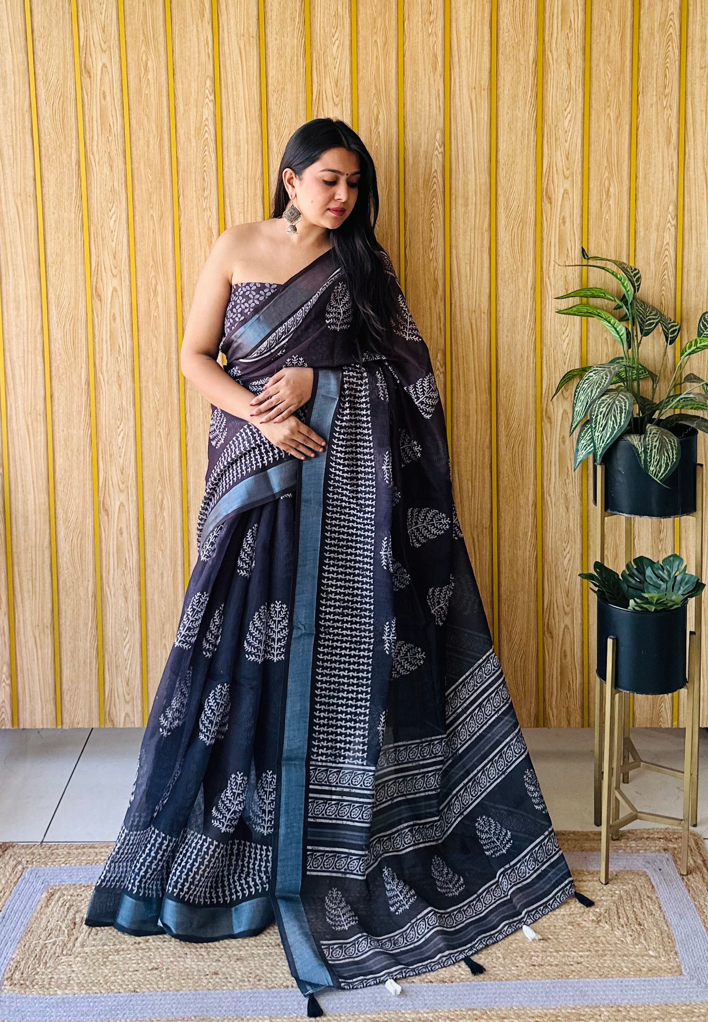 Black-white Sampurna Soft Linen Cotton Digital Print Saree With Batik Print With Silver Border