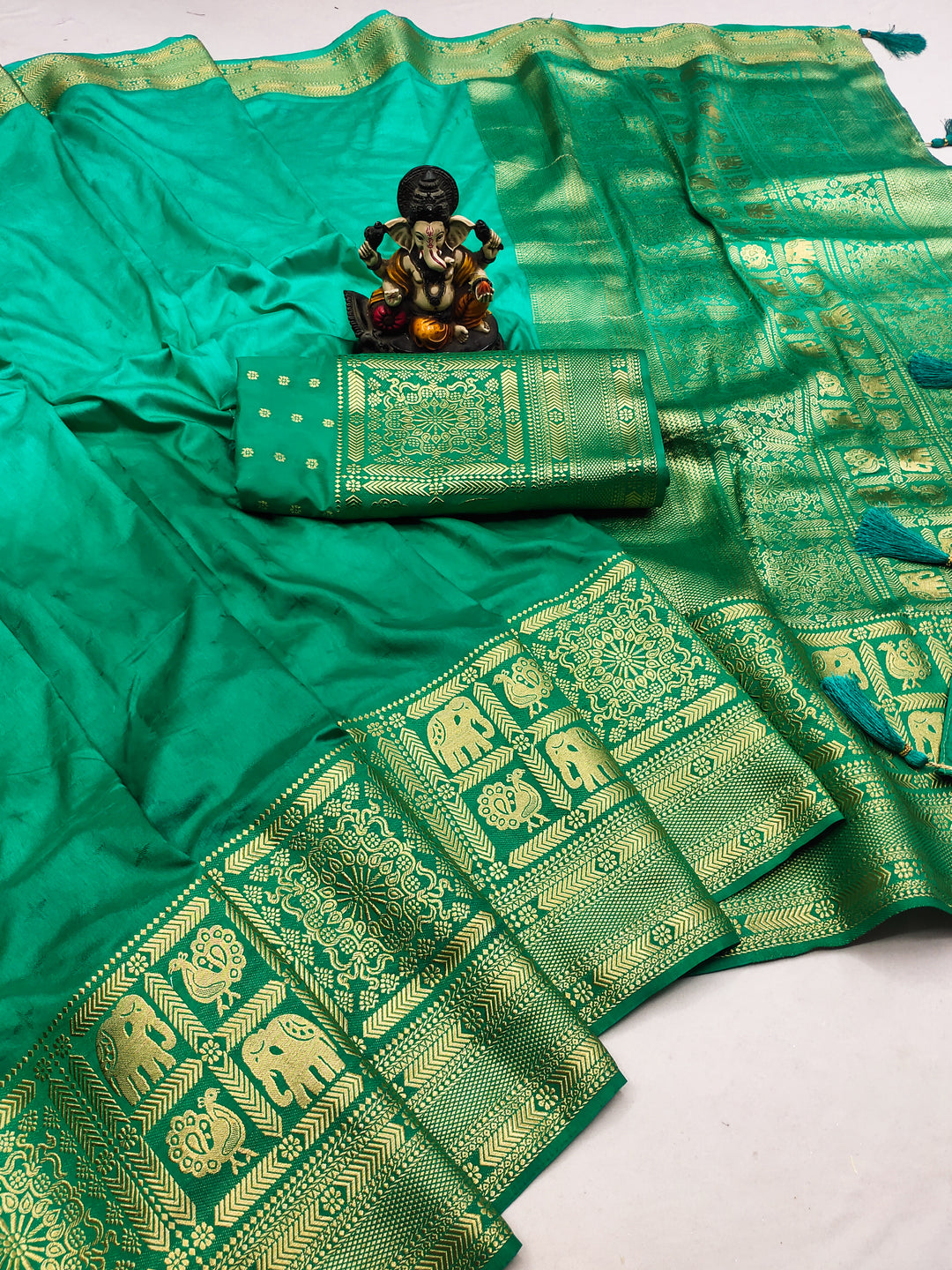 Light Green Kunti Dola Silk Saree Hand Dayed And Weaving Zari Border & Rich Pallu