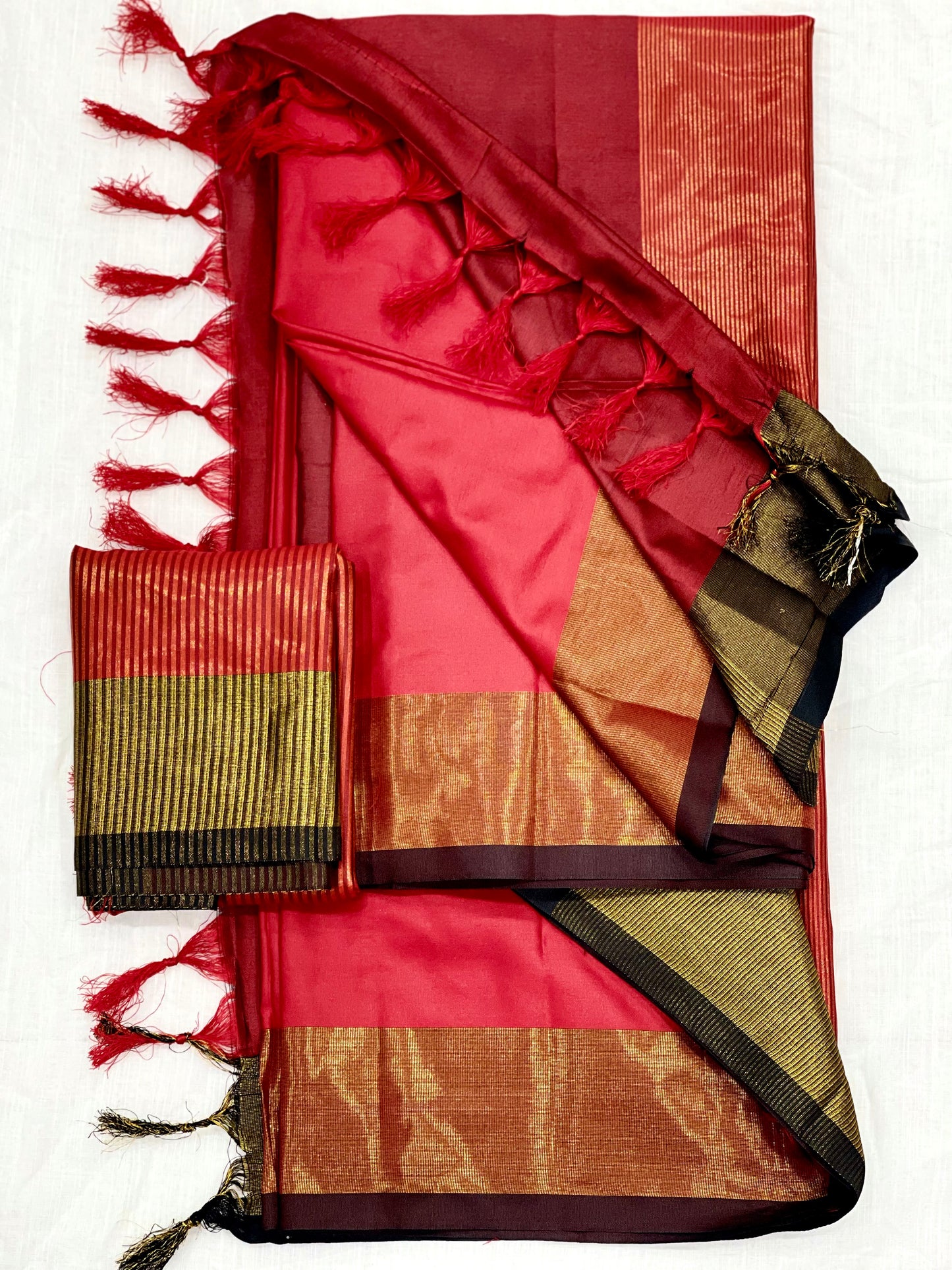 Red Color Cotton Linen Saree With Unstitched Blouse Piece