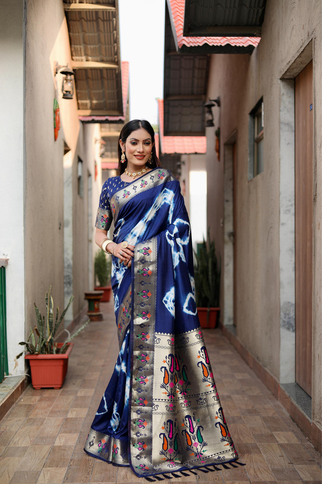 Navy Blue Vatika Sibori Print Paithani Silk Sarees With Gold Zari Paithani Border & Contrast Rich Pallu