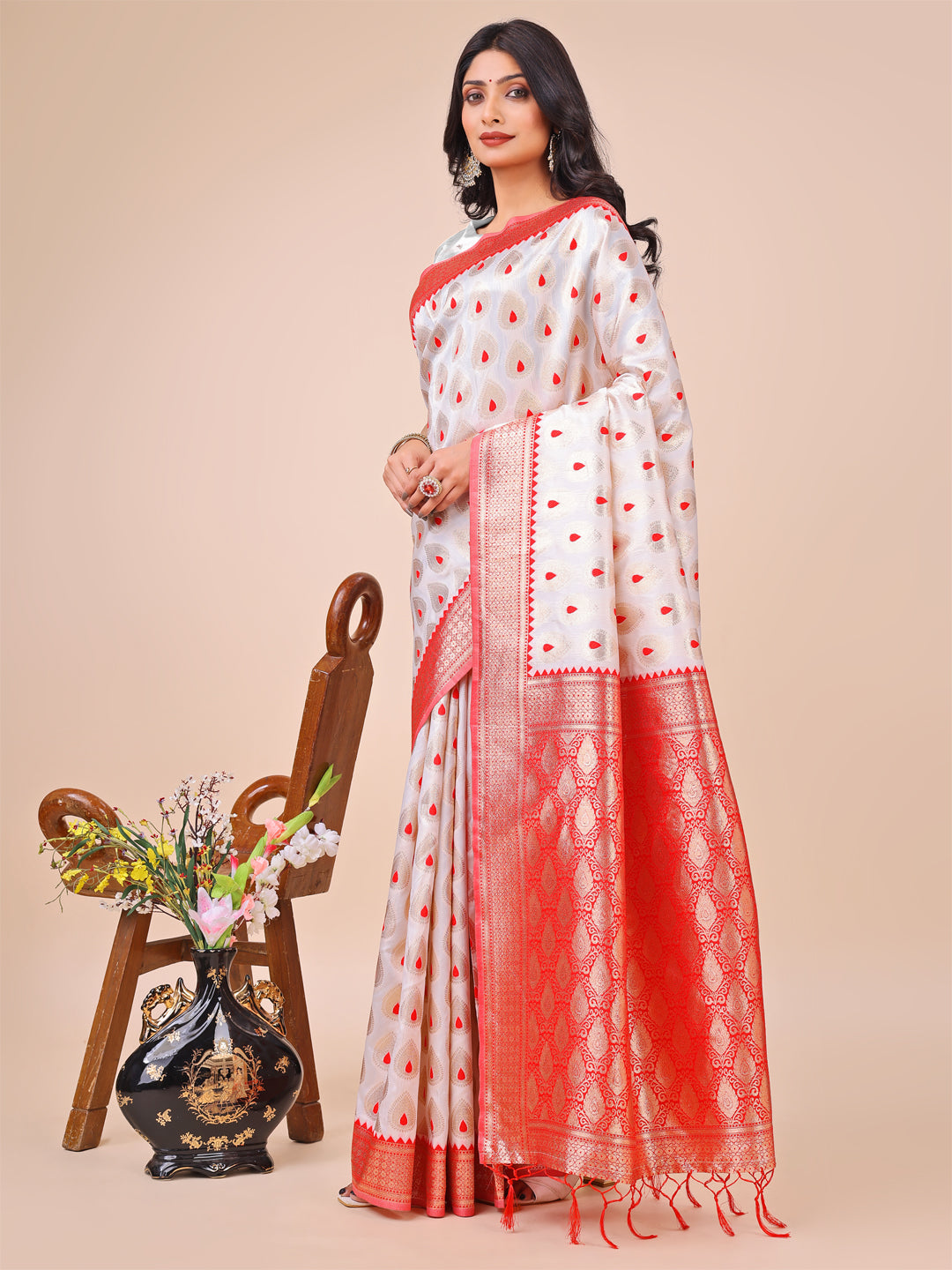 White Colour Banarasi Silk Saree Weaving Work With Blouse Piece